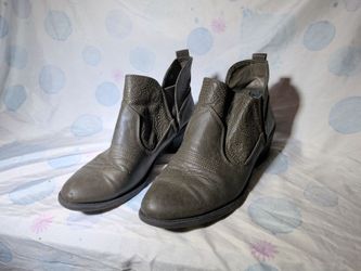 Ankle high cowgirl boots with short heel size 8.5