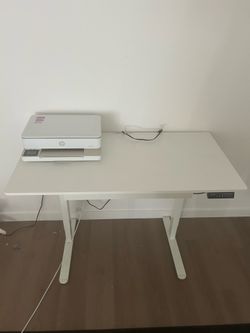Electric height adjustable desk with drawer