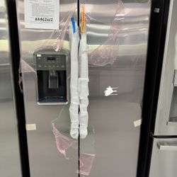GE 25.3-cu ft Side-by Side Refrigerator with Ice Maker