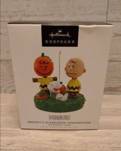 Hallmark Halloween ornament ( Charlie Brown & Snoopy)🎃