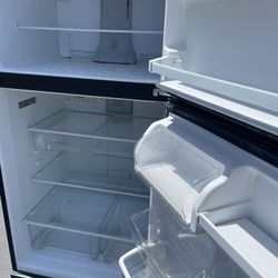 Whirlpool 20.5 Cu. ft. Top Freezer Refrigerator Black 