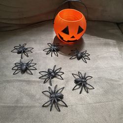 HALLOWEEN MINI BUCKET WITH 7 SPIDERS