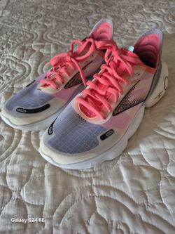 BROOKS WOMAN TENNIS SHOES 8 1/2