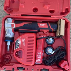 Milwaukee M12 12-Volt Lithium-Ion Cordless ProPEX Expansion Tool Kit with (2) 1.5Ah Batteries, (3) Expansion Heads and Hard Case
