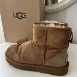UGG Classic Mini II women Boots sz 5