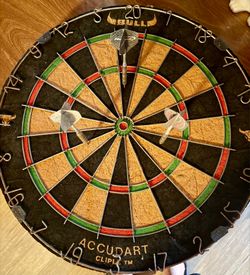 Vintage Dart Board w/darts