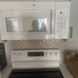BRAND NEW MICROWAVE!
