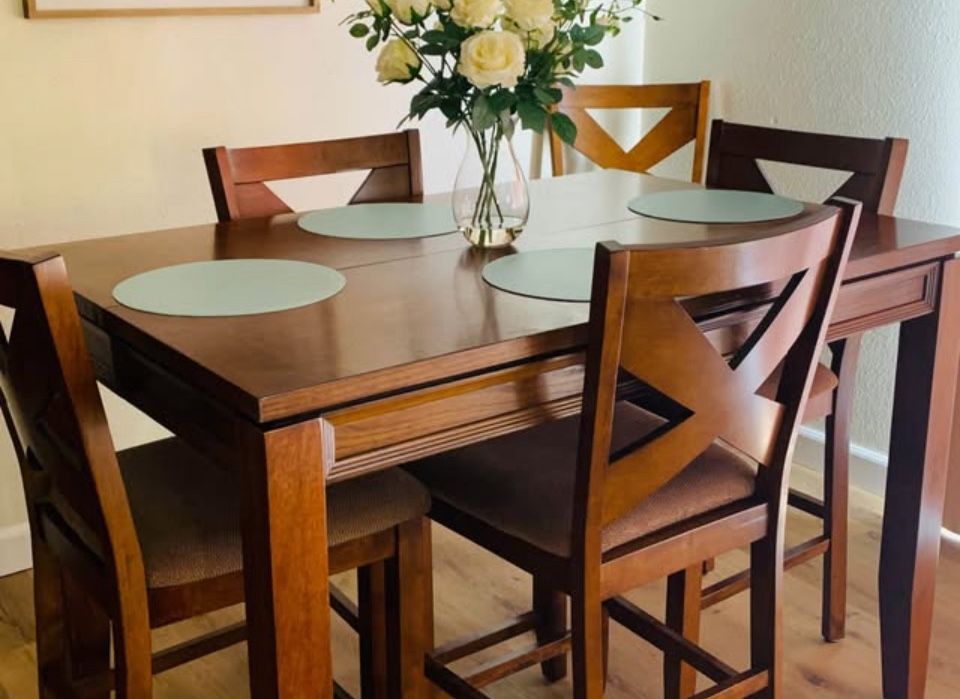 Dining / Kitchen Table & Chairs