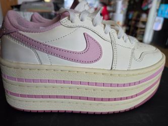 Nike plataforma shoes women. 5.5