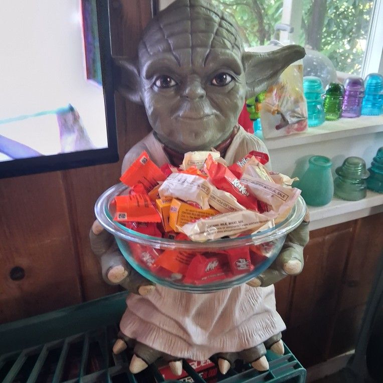 YODA HALLOWEEN DISPLAY