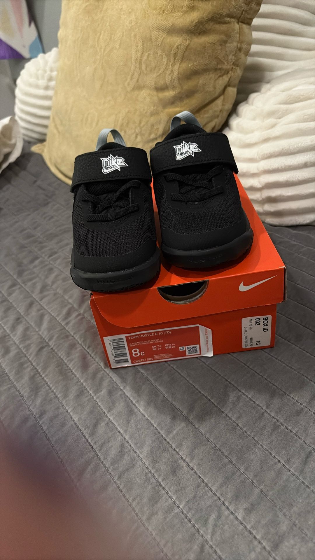 Nike boys Black Team Hustle Shoes