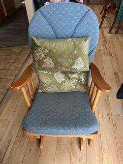 Wooden Rocking Chair With 2 Pillows
