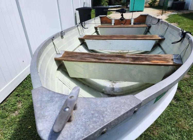 14ft aluminum starcraft,50lb trolling motor. title for boat/trailer for Sale in Pine Ridge, FL