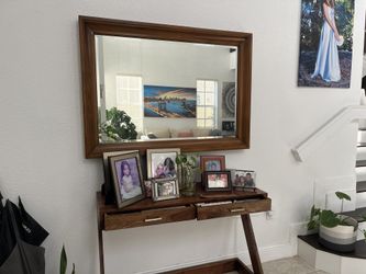 recepción table with mirror and table