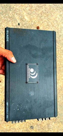 Massive 1000.1D car bass amp new condition $40