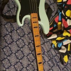 Fender Squier '70s Surf Green Vibe Precision Bass