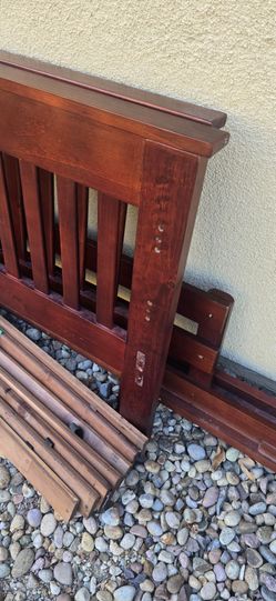 Twin wooden bedframe