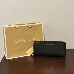 MICHAEL KORS Black Quarter-Zipper Wallet 