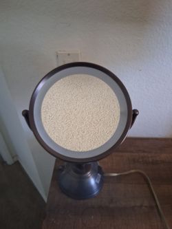 Lighted makeup mirror