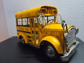 Vintage Rustic Yellow School Bus Metal Figurine / Sculpture (Model HG072 / 0810E-1004)