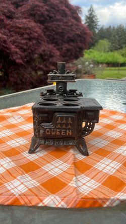 Vintage miniature cast iron QUEEN wood stove