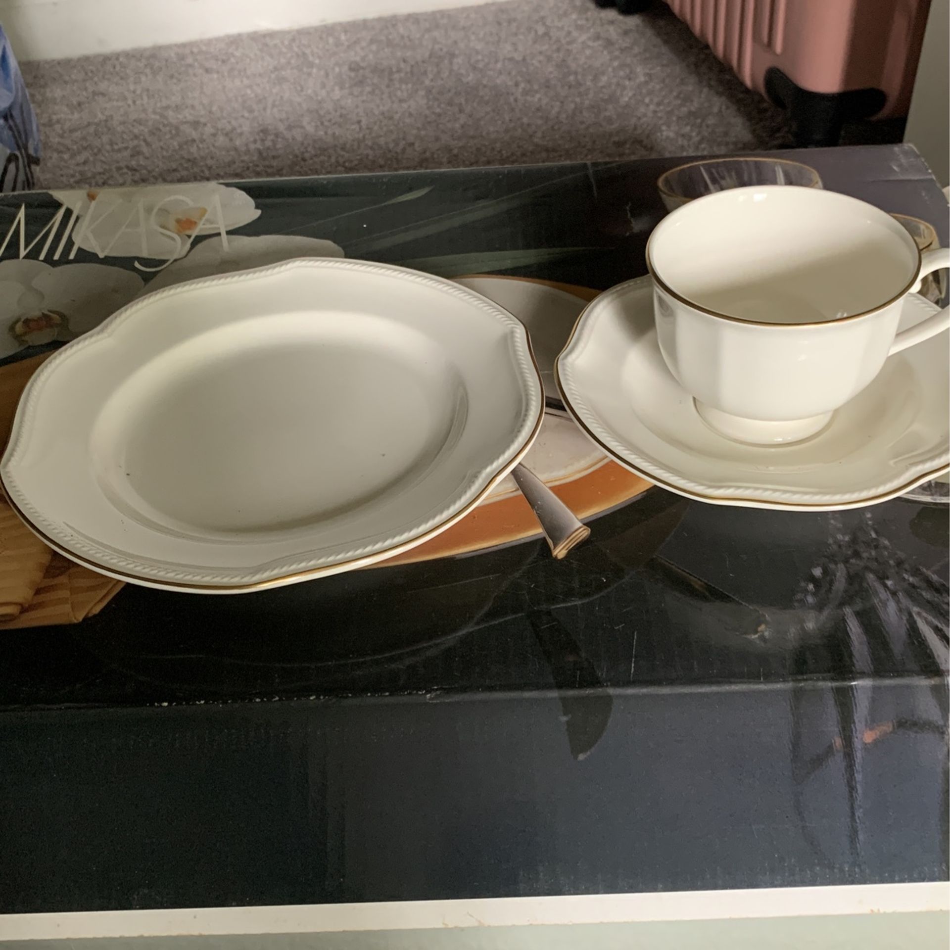 Mikasa Dinner Set  20 Pieces.