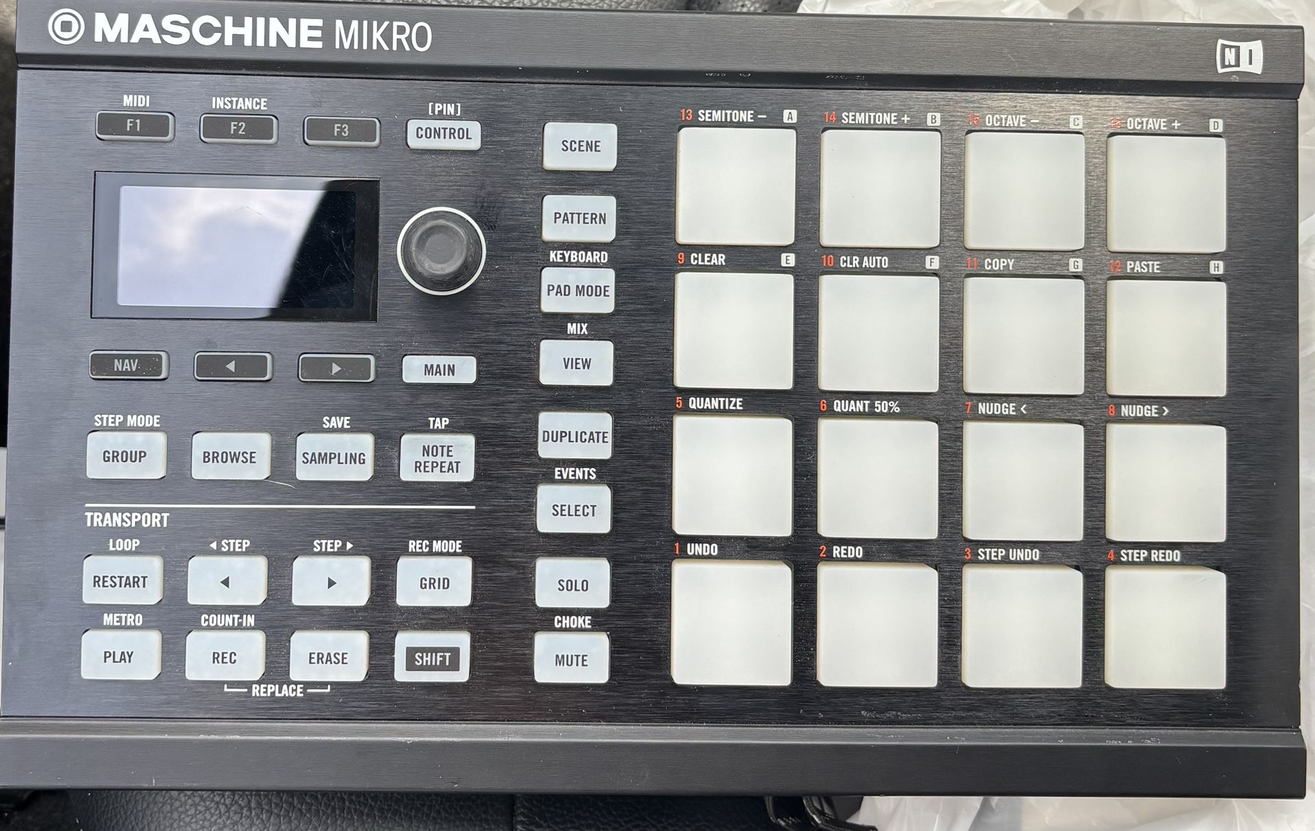 LIKE NEW! MASCHINE MIKRO MK2 Sale $60.00