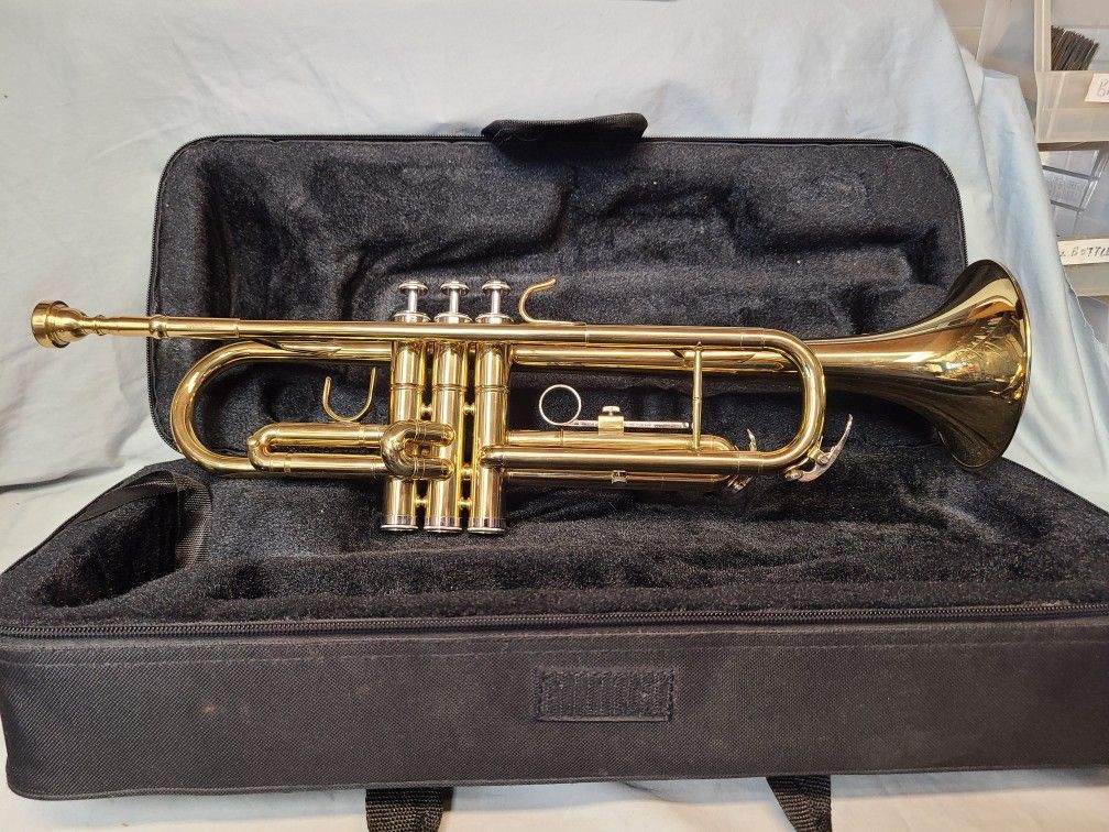 MENDINI TRUMPET WITH HARD CASE