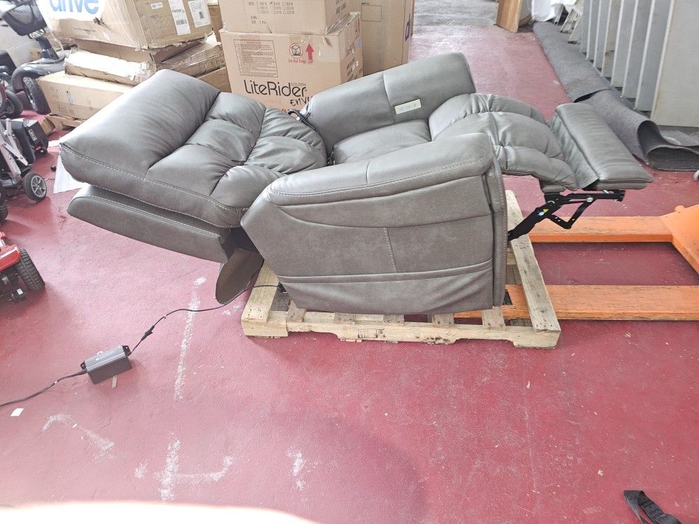 Pre Owned Like New Lift Chair With Heat & Massage
