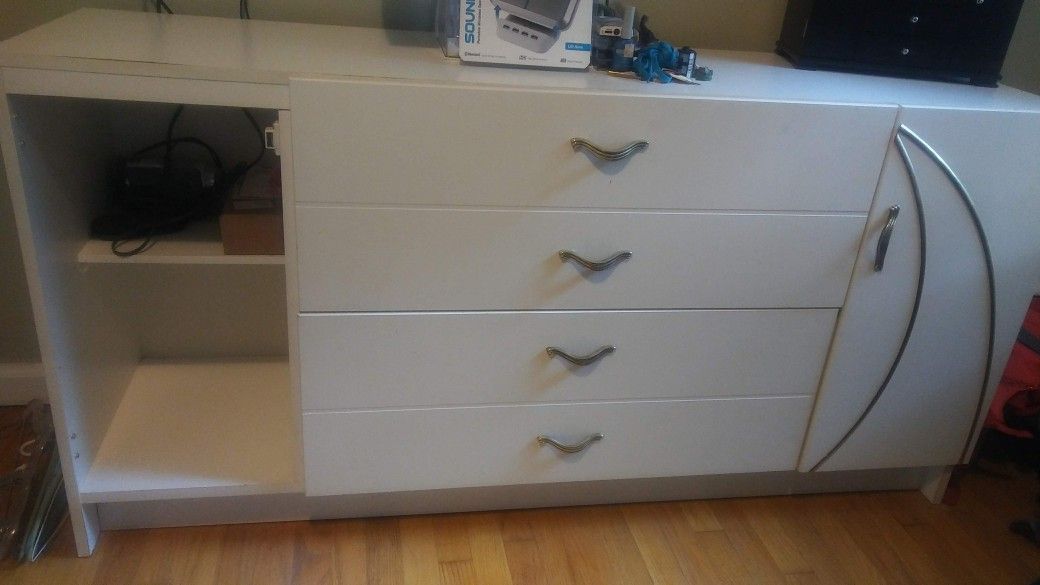 Dresser set
