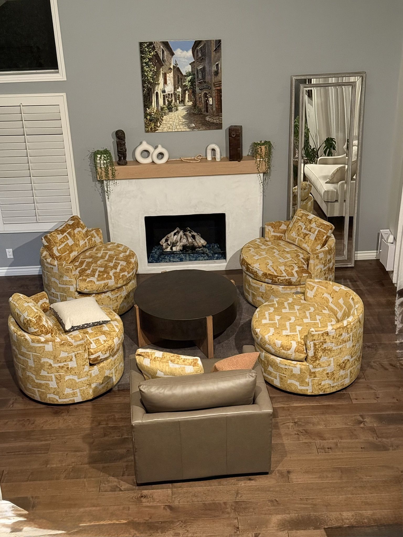 LARGE living Room Round Swivel Chairs (4)