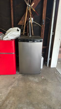 Danby 5.4 cu. ft. Single Tap Full Size Beer kegerator Dispenser in Stailess Steel