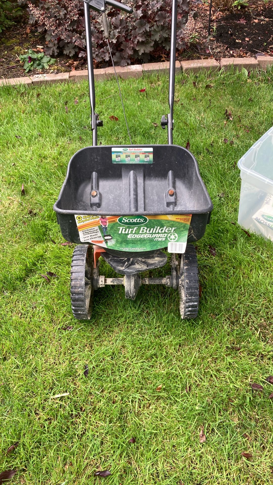Lawn Spreader with Fertilizer