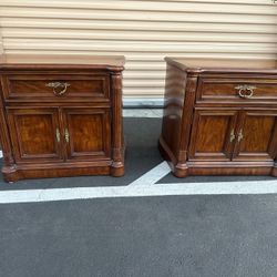 Drexel Heritage pair of nightstands/ par de buros de madera solida 