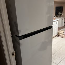 NEW LG Refrigerator 28 in. 18 cu. ft. Top Freezer 
