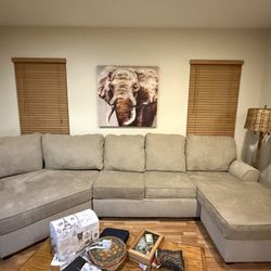 Gorgeous Sectional. New Without Tags.