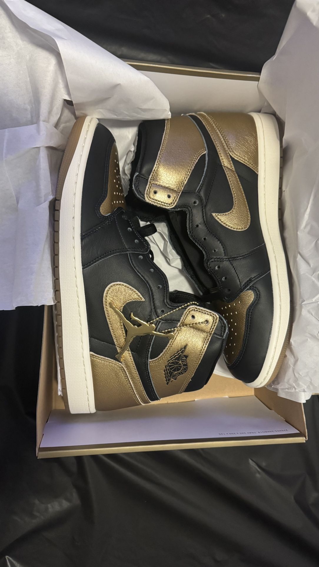 Air Jordan 1 Retro High OG - Black Metallic Gold