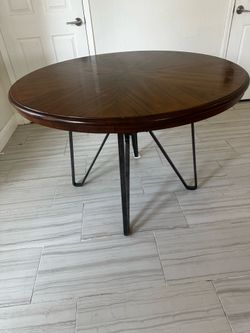 Breakfast/Dining Table 44” Round