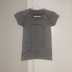 Lululemon Gray Athletic Short Sleeve Top size 2