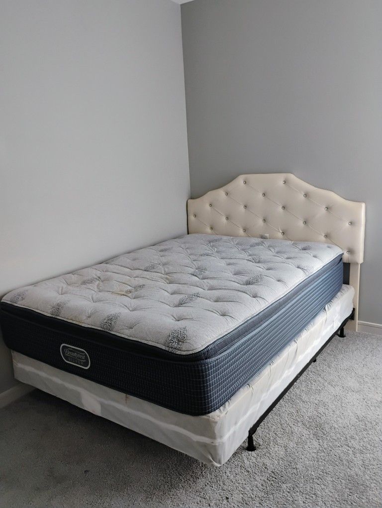 Beautiful Queen/ full Ashley Furniture Bed With Mattress $300 OBO