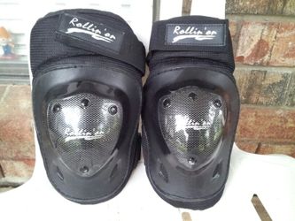 ROLLIN ' AN ADULT KNEE PADS