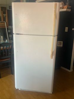 Kenmore White Top-Freezer Refrigerator