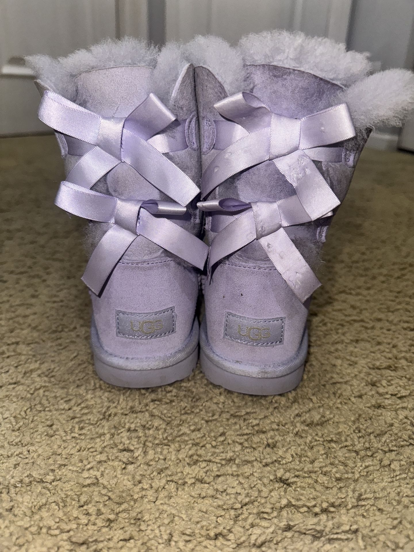 Beautiful Lavender Bailey UGGS Size 5