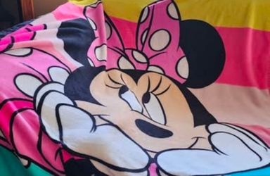 MINNIE MOUSE  50" × 60" THROWRED