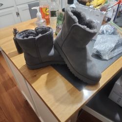 Grey Genuine UGGS. Size 6.5 Mint Condition 