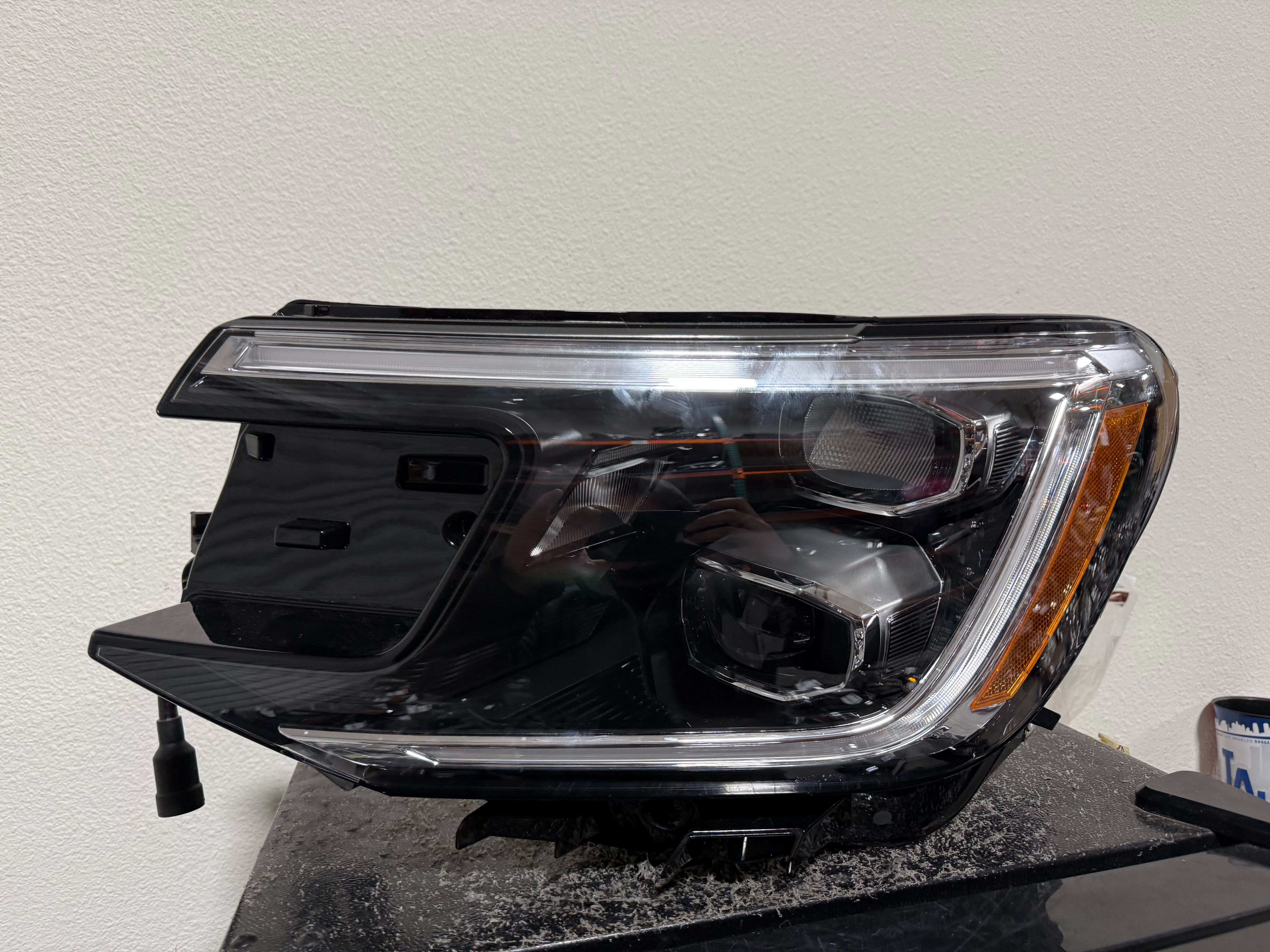 VOLKSWAGEN ATLAS CROSSSPORT LEFT HEADLIGHT 2024