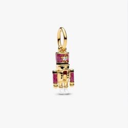 Moveable Nutcracker Dangle Charm
14k gold plating 