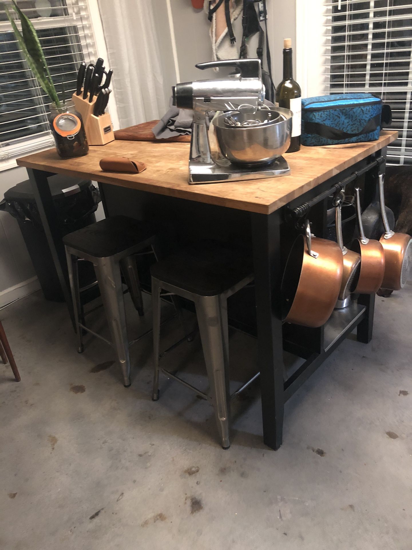Island/ kitchen table