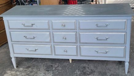 Solid wood 9 drawer Dresser..very good condition. L62xD19xH31”