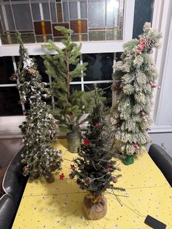 4 decorative Christmas trees ,